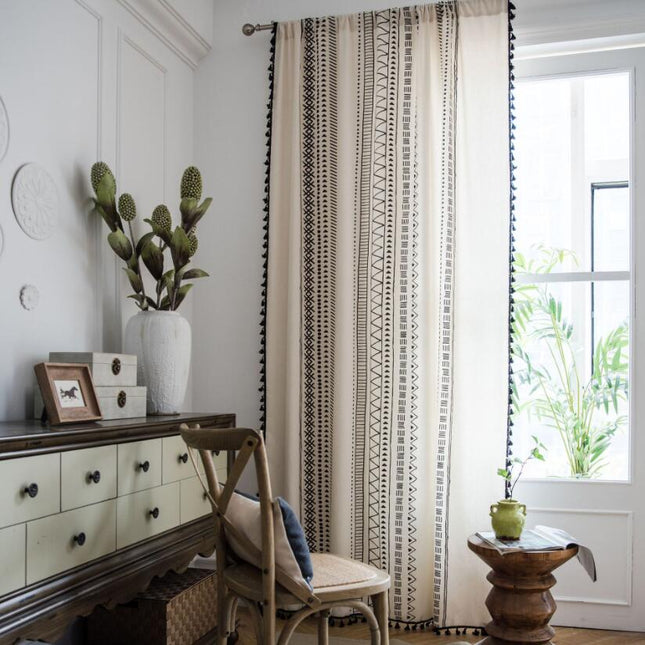 Gardine im Ethno-Stil mit Quasten