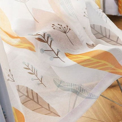 Gelbe Gardine mit herbstlichem Blattmuster