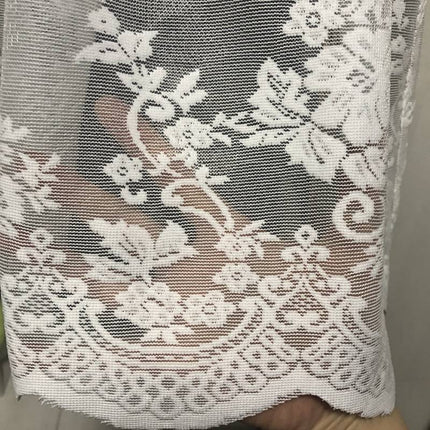 Fein gewebte Gardine mit Blumenmuster