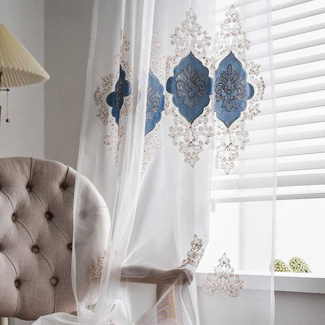 Bestickte Voile-Gardine mit Barock-Ornamenten