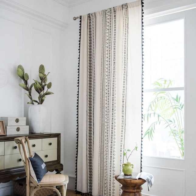 Gardine im Ethno-Stil mit Quasten