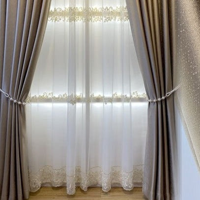 Gardine mit goldener Blumen-Stickerei