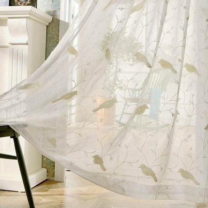 Gardine mit gestickten Vögeln auf Ästen