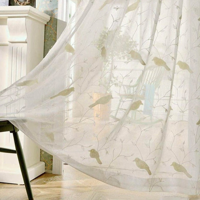 Gardine mit gestickten Vögeln auf Ästen