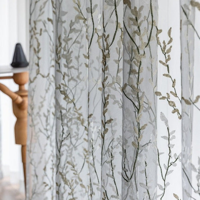 Gardine bestickt mit Zweigen Muster