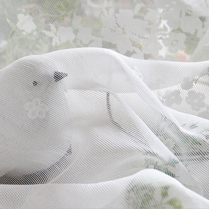 Fein gewebte Gardine mit Blumenmuster