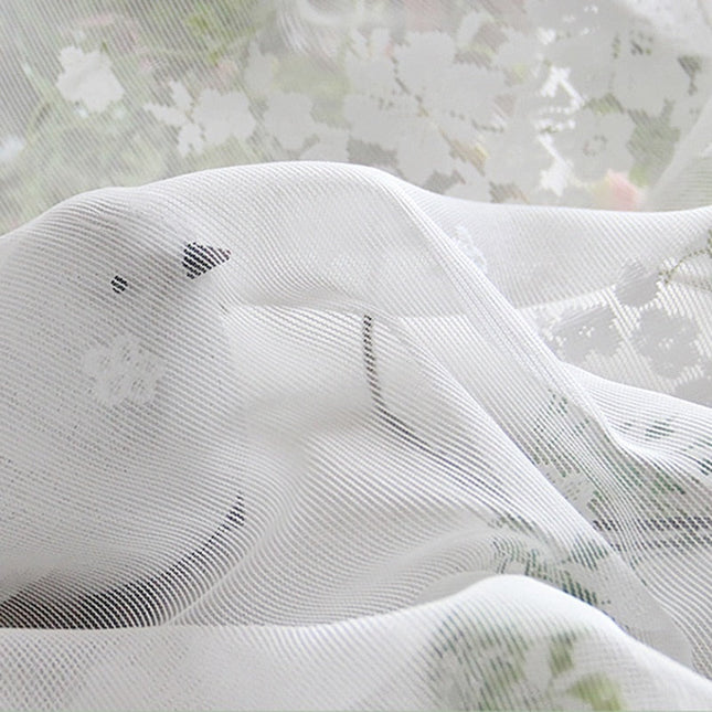 Fein gewebte Gardine mit Blumenmuster