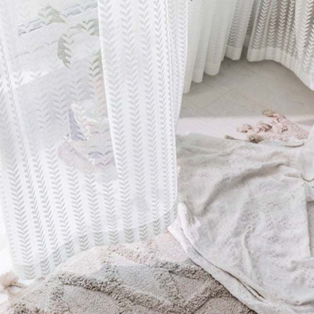 Halbtransparenter Vorhang mit dezentem Muster