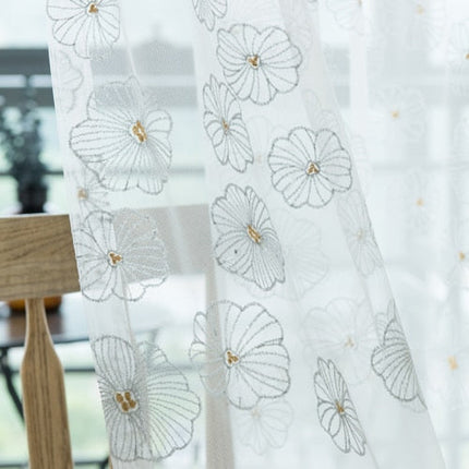 Gardine mit eleganter Blumenstickerei