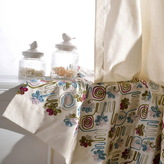 Vorhang mit bunter floraler Stickerei