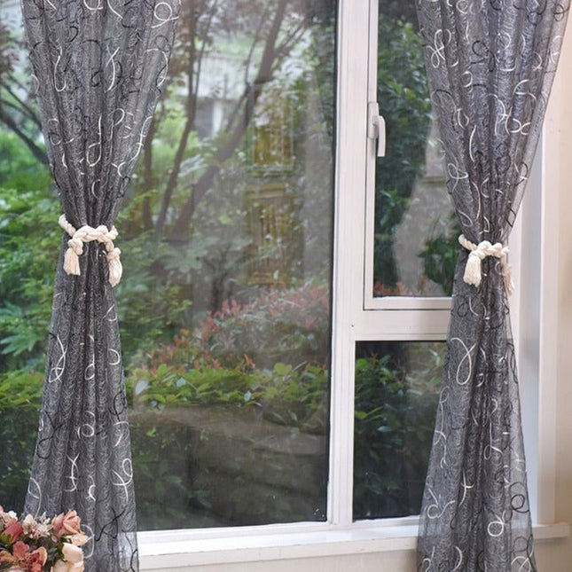 Transparente Gardine mit verspielter Stickerei