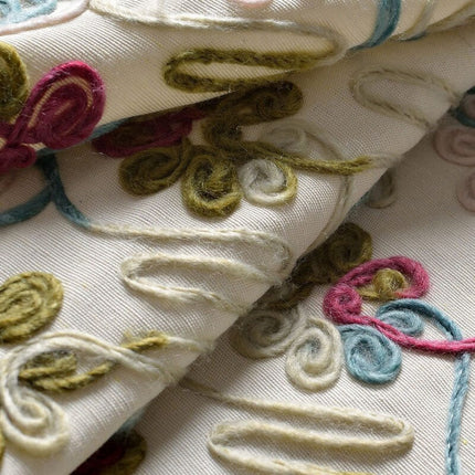 Vorhang mit bunter floraler Stickerei