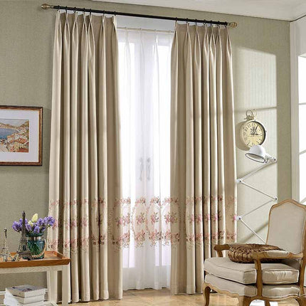 Verdunkelungsvorhang mit bestickter Blumenbordüre