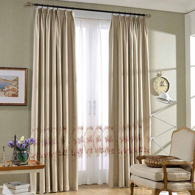 Verdunkelungsvorhang mit bestickter Blumenbordüre