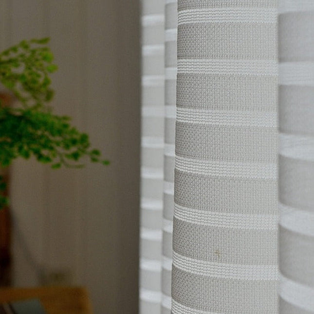 Moderne Gardine mit breiten Blockstreifen