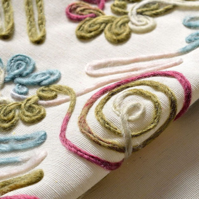 Vorhang mit bunter floraler Stickerei