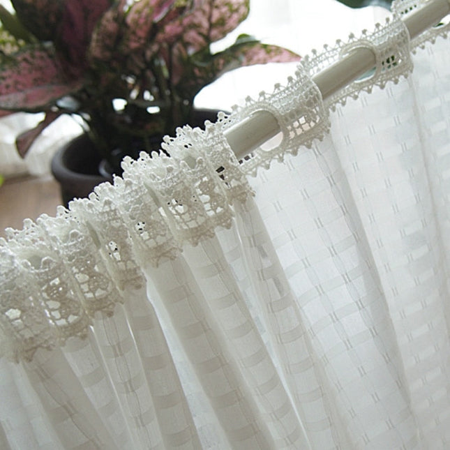 Weiße Gardine mit Spitze Landhausstil