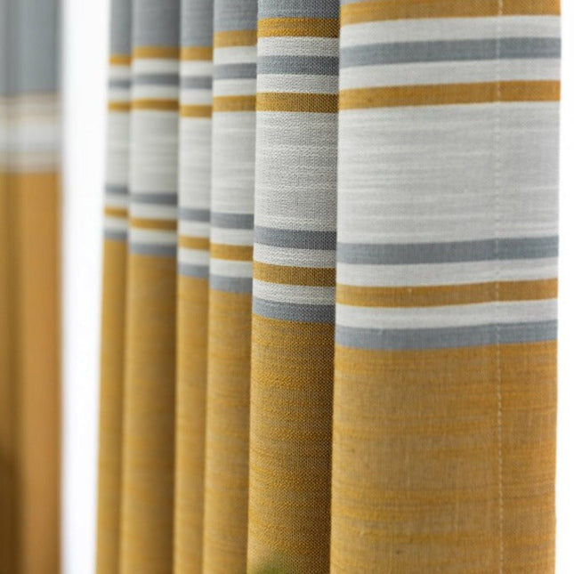 Gestreifter Vorhang in moderner Leinenoptik