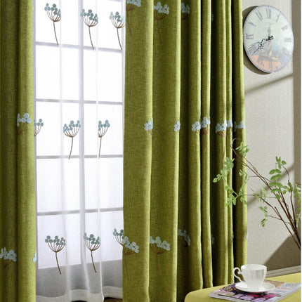 Voile Vorhang mit hellblauer Stickerei