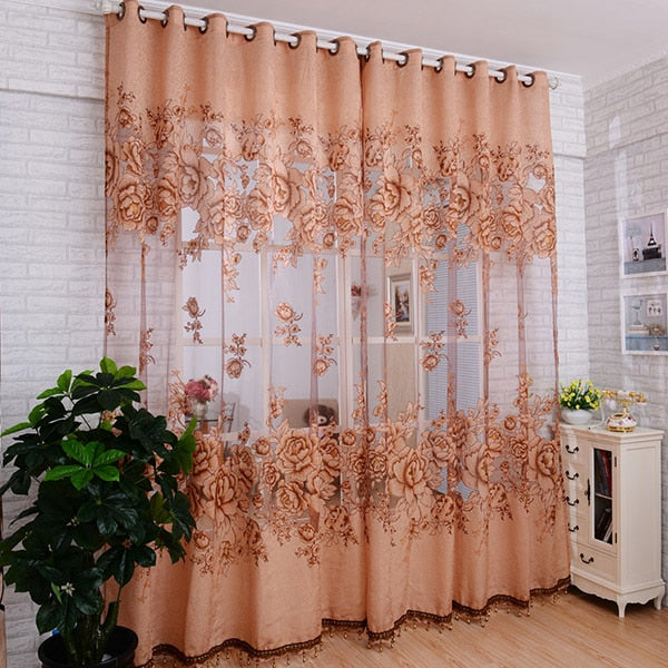 Halbtransparente Gardine mit floralem Rosenmuster