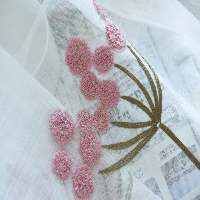 Gardine Altrosa mit zarter Blumenstickerei