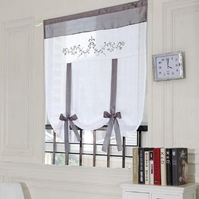 Bestickte Raffgardine für kleine Fenster