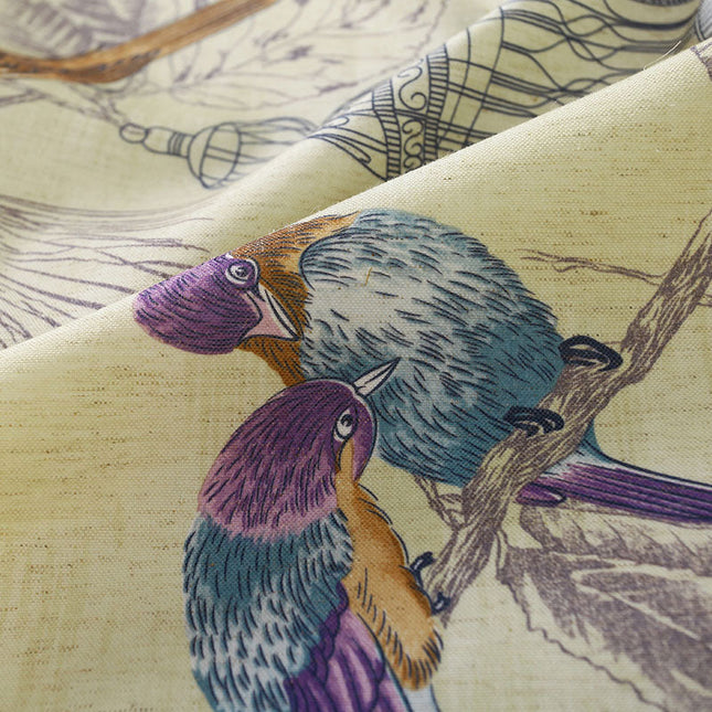 Dekorativer Vorhang mit lila Vogelmotiv