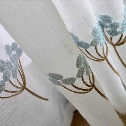 Voile Vorhang mit hellblauer Stickerei