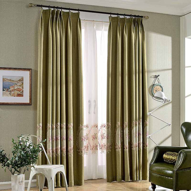 Verdunkelungsvorhang mit bestickter Blumenbordüre