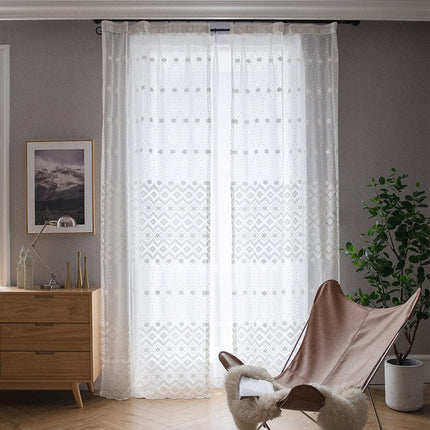 Transparente Gardine mit geometrischer Stickerei