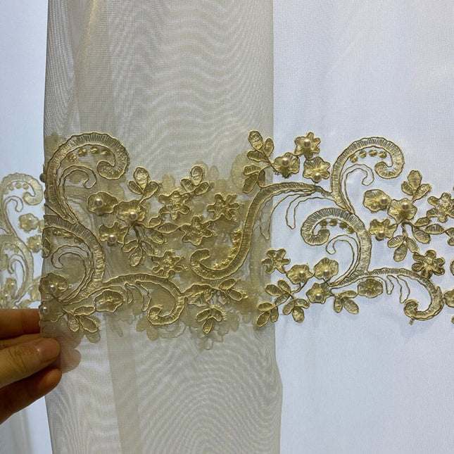 Gardine mit goldener Blumen-Stickerei