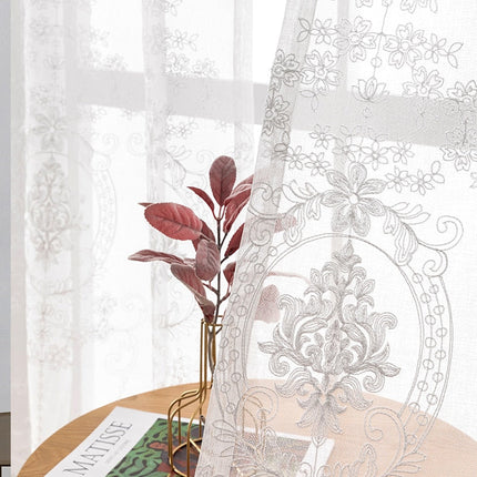 Gardine mit barocker Ornament-Stickerei