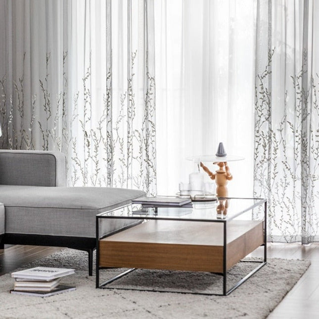 Gardine bestickt mit Zweigen Muster