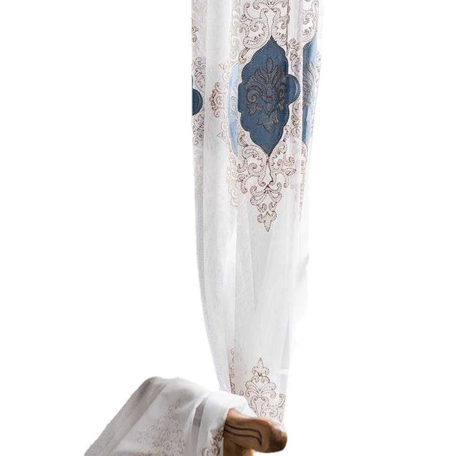 Bestickte Voile-Gardine mit Barock-Ornamenten