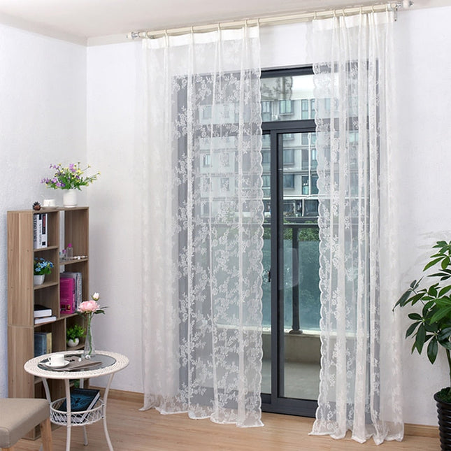 Spitzengardine im Landhausstil mit Blumen