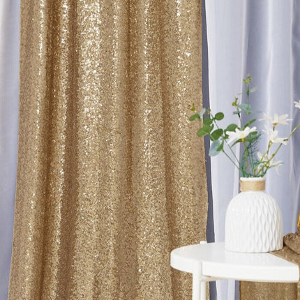 Verdunkelungsvorhang mit silbernen Pailletten