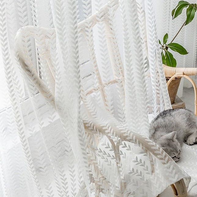 Halbtransparenter Vorhang mit dezentem Muster