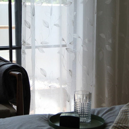 Moderner Voile-Vorhang mit gestickten Blättern