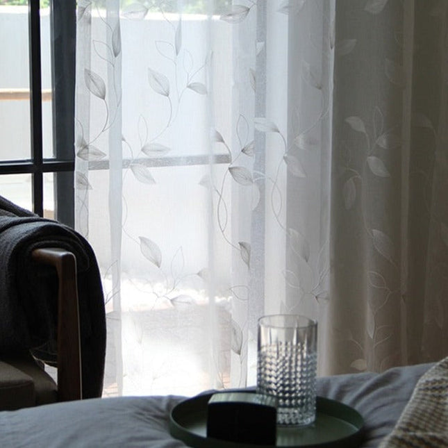Moderner Voile-Vorhang mit gestickten Blättern