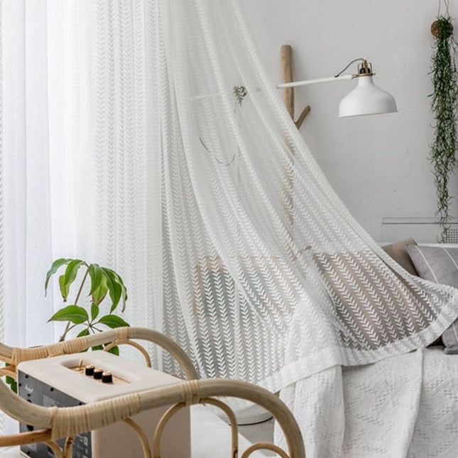 Halbtransparenter Vorhang mit dezentem Muster