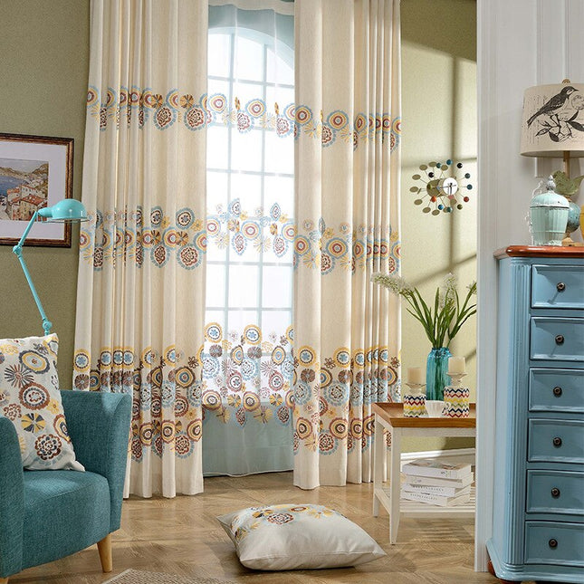 Bunt bestickte Gardine im Boho-Stil
