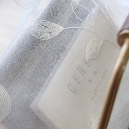 Moderner Voile-Vorhang mit gestickten Blättern