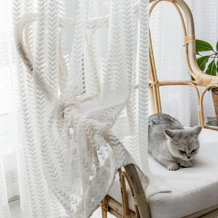 Halbtransparenter Vorhang mit dezentem Muster