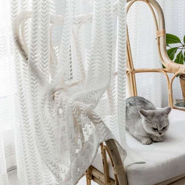 Halbtransparenter Vorhang mit dezentem Muster