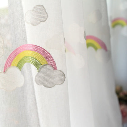 Bestickte Kindergardine mit Regenbogen-Motiv