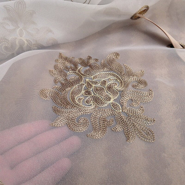 Elegante Raffgardine mit barocker Stickerei