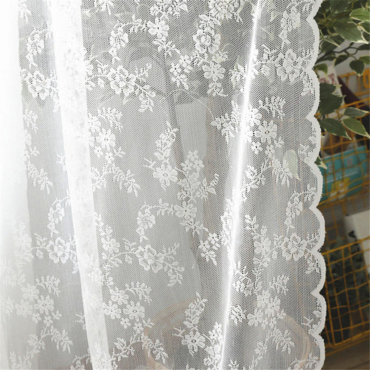 Romantischer Spitzenvorhang mit floralem Design