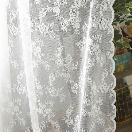 Romantischer Spitzenvorhang mit floralem Design