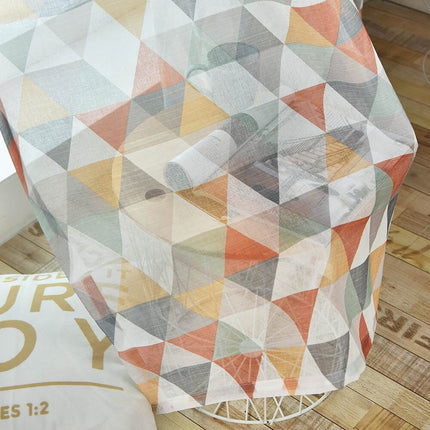 Transparente Gardine mit buntem Dreiecksmuster