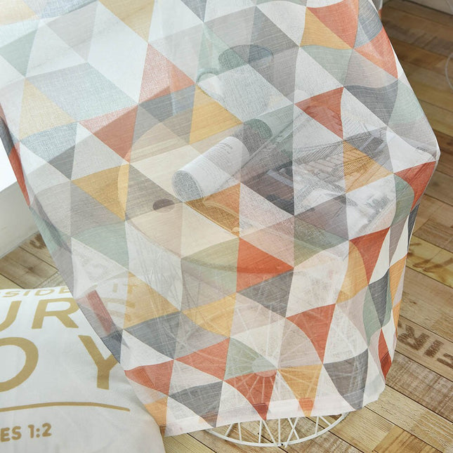 Transparente Gardine mit buntem Dreiecksmuster